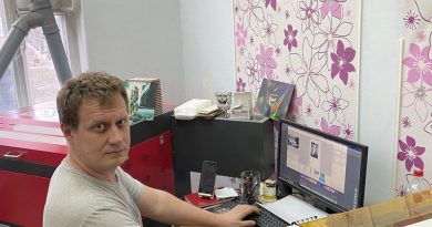 Социальный контракт помог с покупкой лазерного станка жителю Новочебоксарска