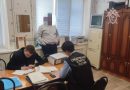 Сотрудники ФСБ задерживают чиновника у здания администрации Новочебоксарска при передаче взятки.