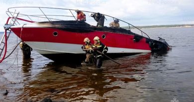 На Волге загорелась моторная яхта — огонь перекинулся на соседние катера