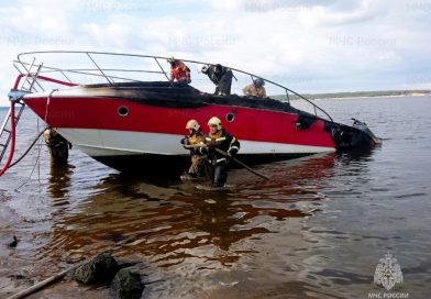 На Волге загорелась моторная яхта — огонь перекинулся на соседние катера